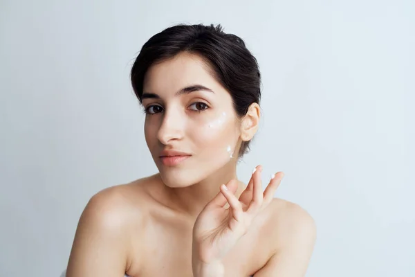 Morena bonita com ombros nus cuidados com a pele facial cosmetologia natural — Fotografia de Stock