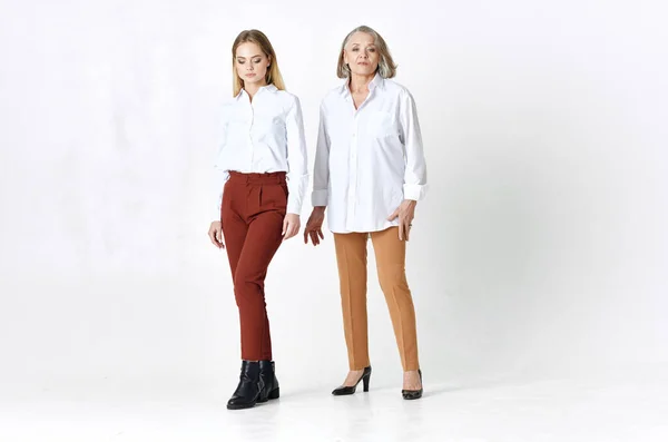 Mamá y su hija en camisas blancas están de pie junto a la familia divertido estilo de vida — Foto de Stock