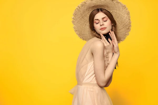 黄色の背景をしたビーチハットの可愛い女性 高品質の写真 — ストック写真