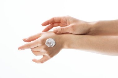 Kadın eli cilt bakımı kremi