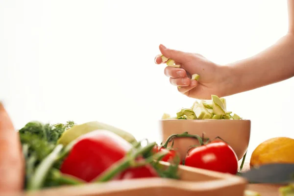 Cocinar rebanadas verduras cocina comida saludable ensalada —  Fotos de Stock