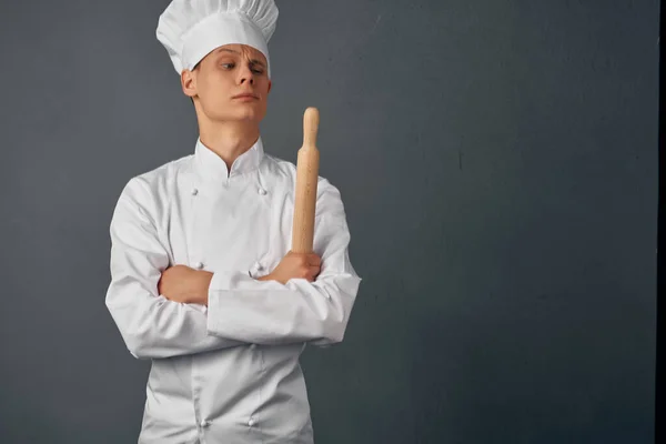 Kock professionell i uniform restaurang matlagning mörk bakgrund — Stockfoto