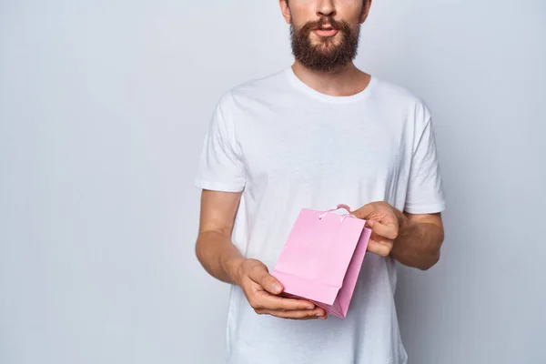 Homem Com Uma Shirt Branca Segurando Pacote Rosa — Fotografia de Stock