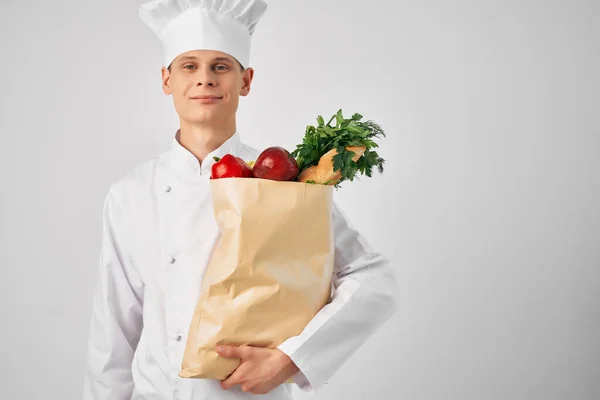 Un uomo con un servizio di consegna del pacchetto della spesa ai ristoranti — Foto Stock