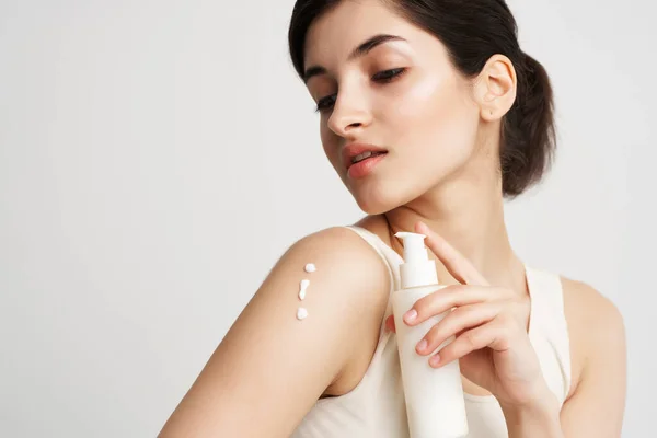 Mulher com jarro de nata aplicam-se na saúde de close-up de mão — Fotografia de Stock