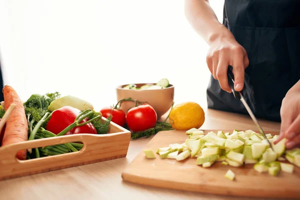 Cottura verdure affettare le vitamine della cucina primo piano — Foto Stock