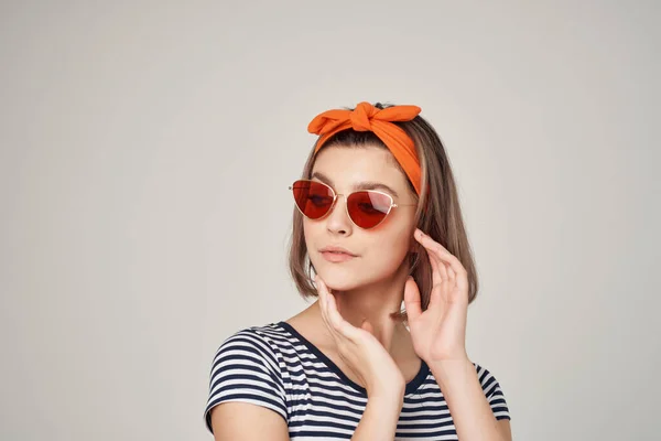 Mulher Usando Óculos Sol Posando Estilo Vida Foto Alta Qualidade — Fotografia de Stock