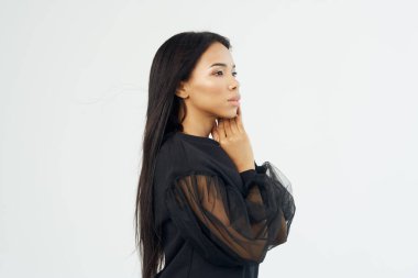 Siyah tişörtlü, uzun saçlı güzel bir kadın. Kozmetik yüzünü kapat.