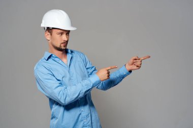 Beyaz kask duyguları içinde işçi erkek mühendis Profesyonel