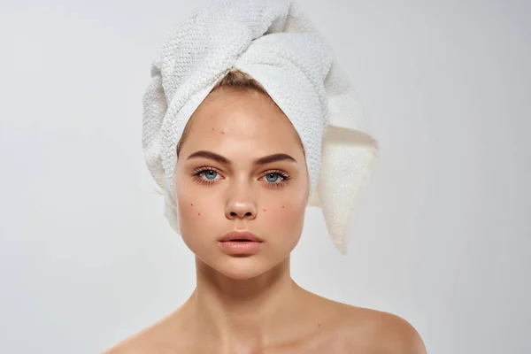 Γυναίκα Γυμνούς Ώμους Πετσέτα Στο Κεφάλι — Φωτογραφία Αρχείου