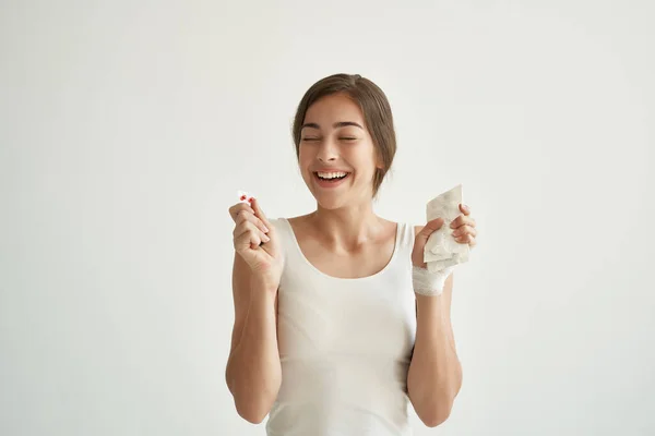 Vrouw in wit klein met pillen in handen behandeling ziekenhuis gezondheid — Stockfoto