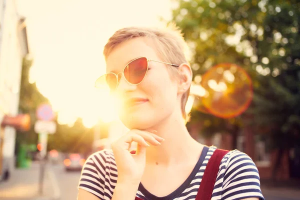 Kort hår kvinna utomhus bär solglasögon mode sommar promenad — Stockfoto