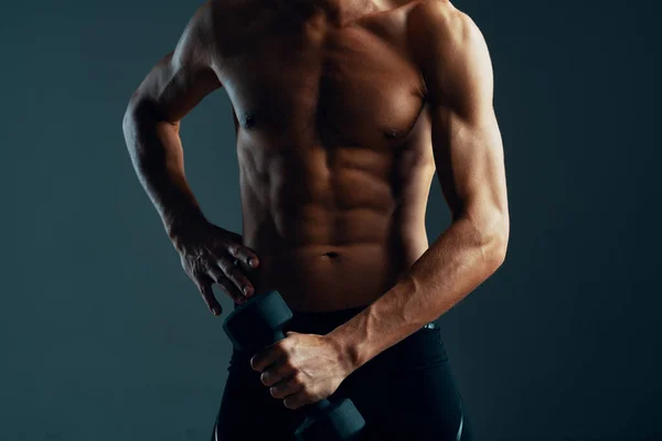 Sportlicher Mann Mit Kurzhantel Beim Workout — Stockfoto