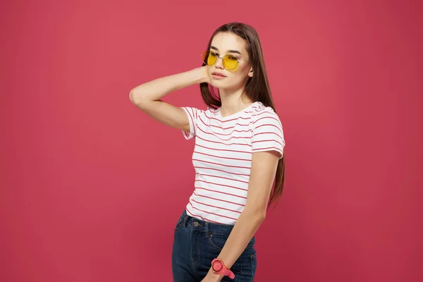 Barna visel sárga szemüveg csíkos póló pózol divat — Stock Fotó