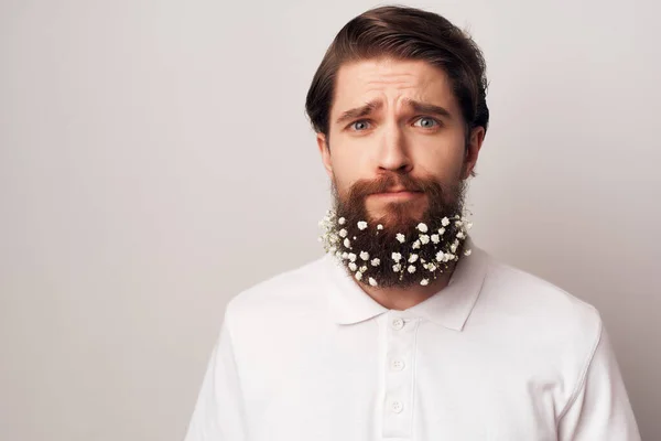 Homem Camisa Branca Com Flores Barba — Fotografia de Stock