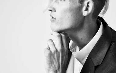 Moda tarzı olan neşeli bir adam.