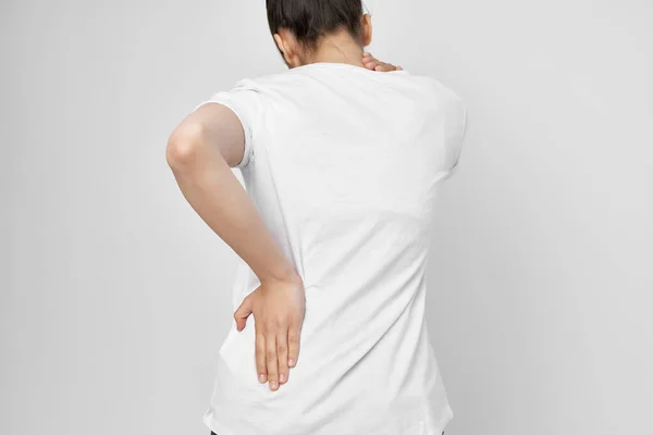 Kvinna håller i nedre delen av ryggen smärta hälsoproblem — Stockfoto