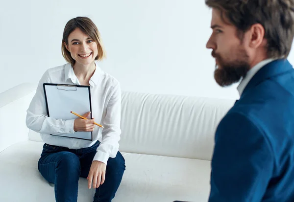 Hombre y mujer sentados en el sofá comunicación trabajo discusión — Foto de Stock