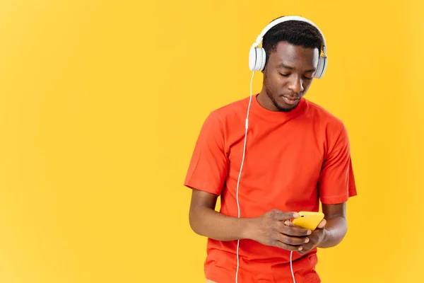 Homem africano usando fones de ouvido tecnologia música entretenimento — Fotografia de Stock