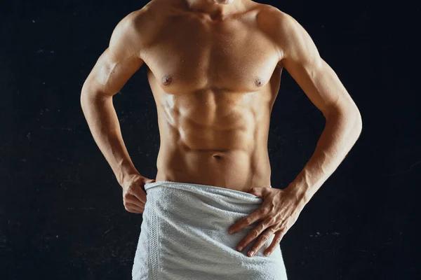 Sportig Man Med Pumpad Muskulös Kropp Handduk Mörk Bakgrund Högkvalitativt — Stockfoto