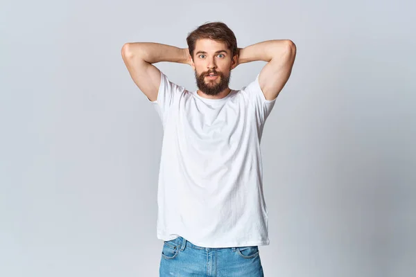 Skjeggete Mann Hvit Skjorte Jeans Som Poserte – stockfoto