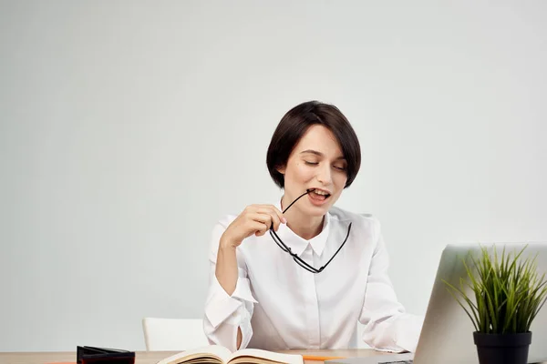 Femme d'affaires chemise blanche devant le secrétaire d'ordinateur portable de travail — Photo