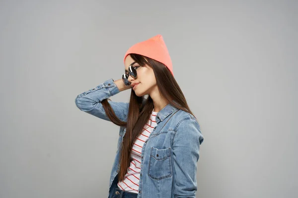 Mujer usando gafas de sol rosa sombrero posando Studio estilo moderno — Foto de Stock