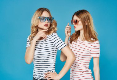 Neşeli kız arkadaşlar iletişimi kucaklıyor yaz tarzı mavi arka plan