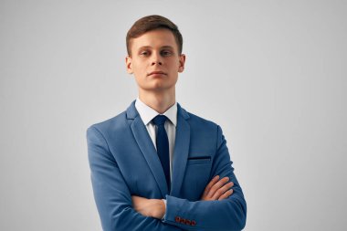 Profesyonel takım elbiseli bir iş adamı.