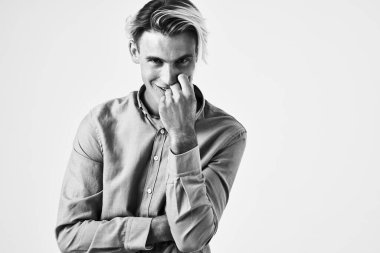 Gömlekli adam poz veriyor. Yüksek kalite fotoğraf