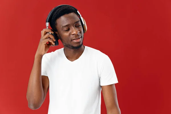 Homem Africano aparência em fones de ouvido emoções musicais — Fotografia de Stock