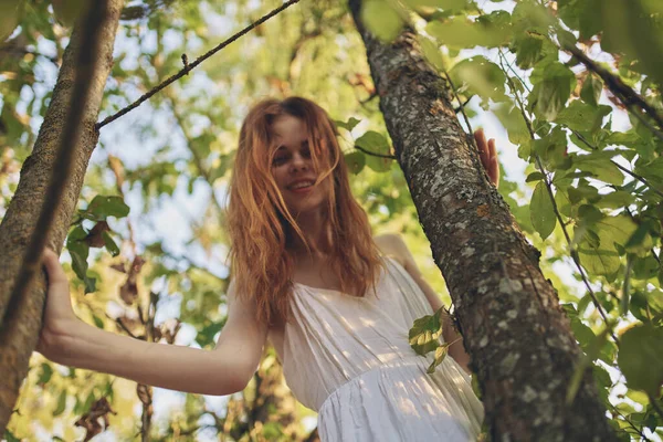 Ağaçların Yanındaki Ormanda Kızıl Saçlı Kadın — Stok fotoğraf