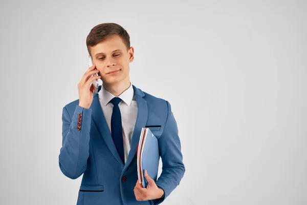 Ein Mann im Anzug mit einem Ordner in der Hand dokumentiert professionelle Arbeit — Stockfoto