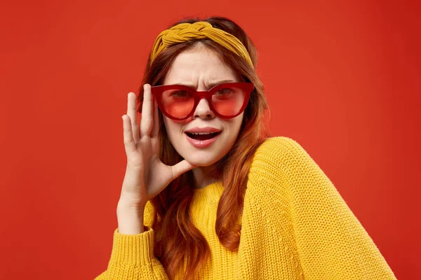 Vacker Kvinna Röda Glasögon Poserar Högkvalitativt Foto — Stockfoto