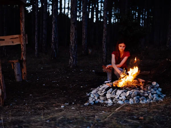 Vrouw Die Natuur Zit Bij Het Kampvuur Het Bos Hoge — Stockfoto