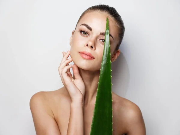 Una Giovane Donna Con Pelle Pulita Tiene Una Foglia Aloe — Foto Stock