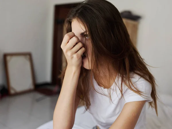 Vrouw zitten in bed met een thermometer in haar mond — Stockfoto