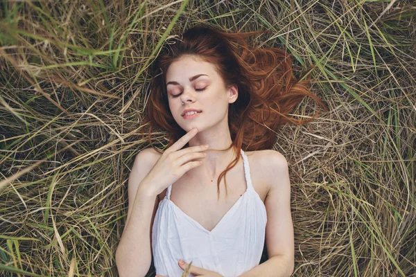 Mujer bonita se encuentra en la hierba en el campo naturaleza resto —  Fotos de Stock