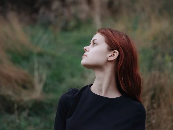 Red-haired woman mountains nature grass stroll landscape — Stock Photo, Image