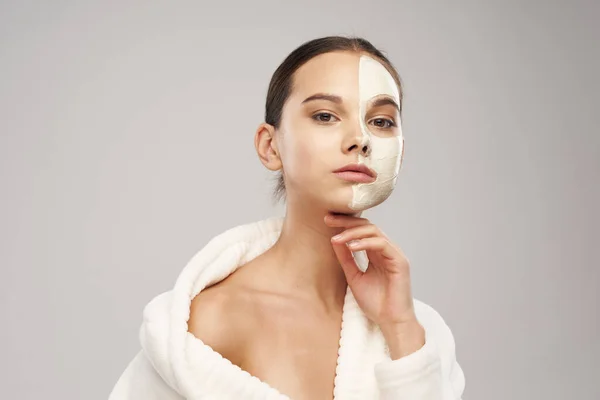 Mooie vrouw in badjas schone huid cosmetologie spa behandelingen — Stockfoto
