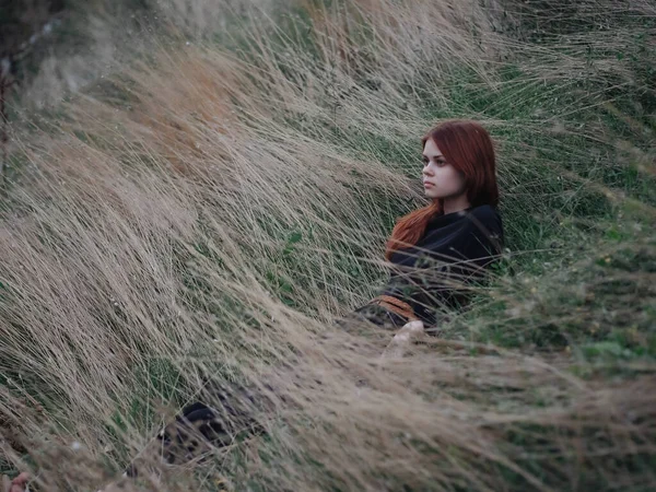 Žena na poli leží na trávě svobodu volného času životní styl — Stock fotografie