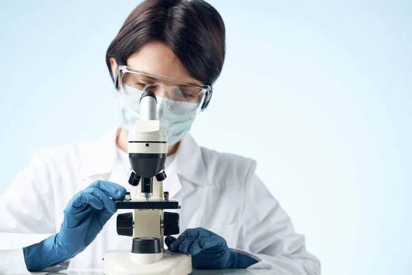 Donna in camice bianco microscopio biotecnologia scienza ricerca — Foto Stock