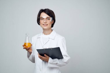 Kadın doktor kimya araştırmasının bir parçası olarak testler yapıyor.