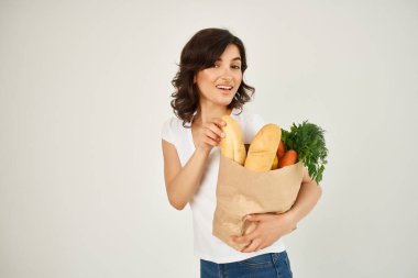 Süpermarketten bir paket erzakla güzel bir esmer.