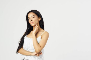 Güzel bir kadın, Afrikalı görünümlü, uzun saçlı.