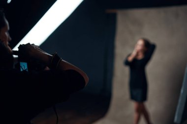 Profesyonel fotoğrafçı için poz veren kadın.