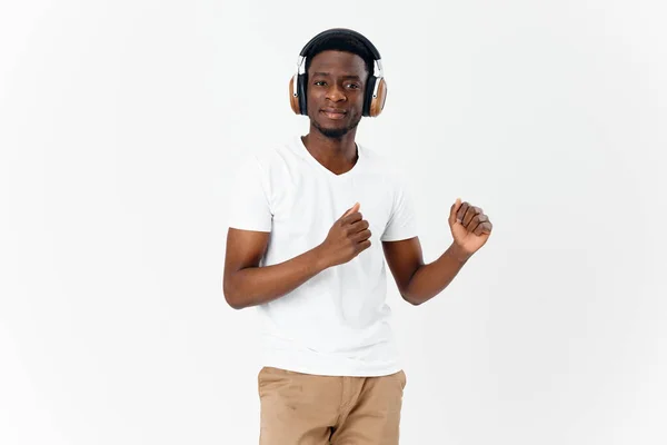 Afrika kökenli bir adam kulaklık takıyor. Kablosuz müzik teknolojisi. — Stok fotoğraf