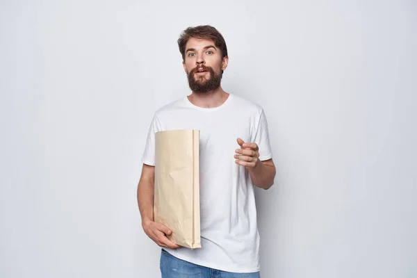 Een Man Een Wit Shirt Met Een Papieren Zak Zijn — Stockfoto