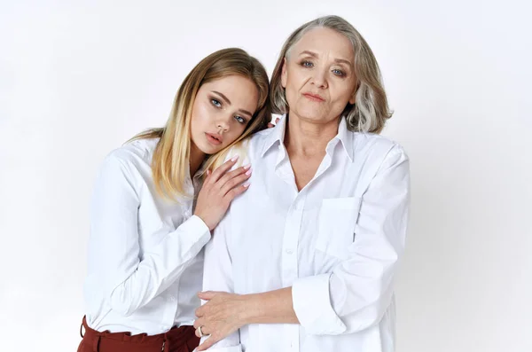 Enkelin umarmt Oma Spaß Familie Liebe — Stockfoto