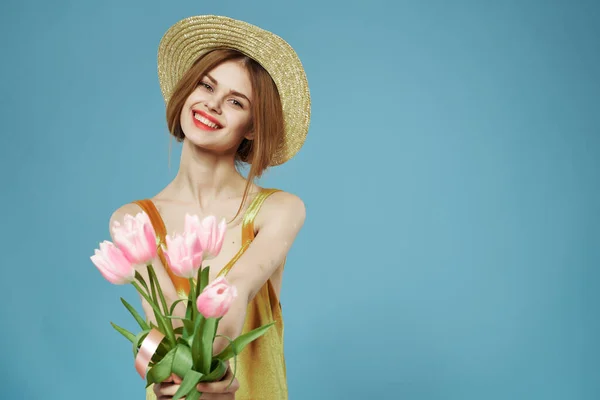 花束を持った笑顔の女性 — ストック写真